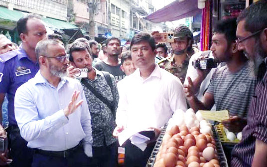 বেশি দামে ডিম বিক্রি করায় ৪ প্রতিষ্ঠানকে জরিমানা